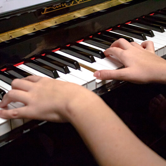 RiffsMusic_PianoLessons_800px